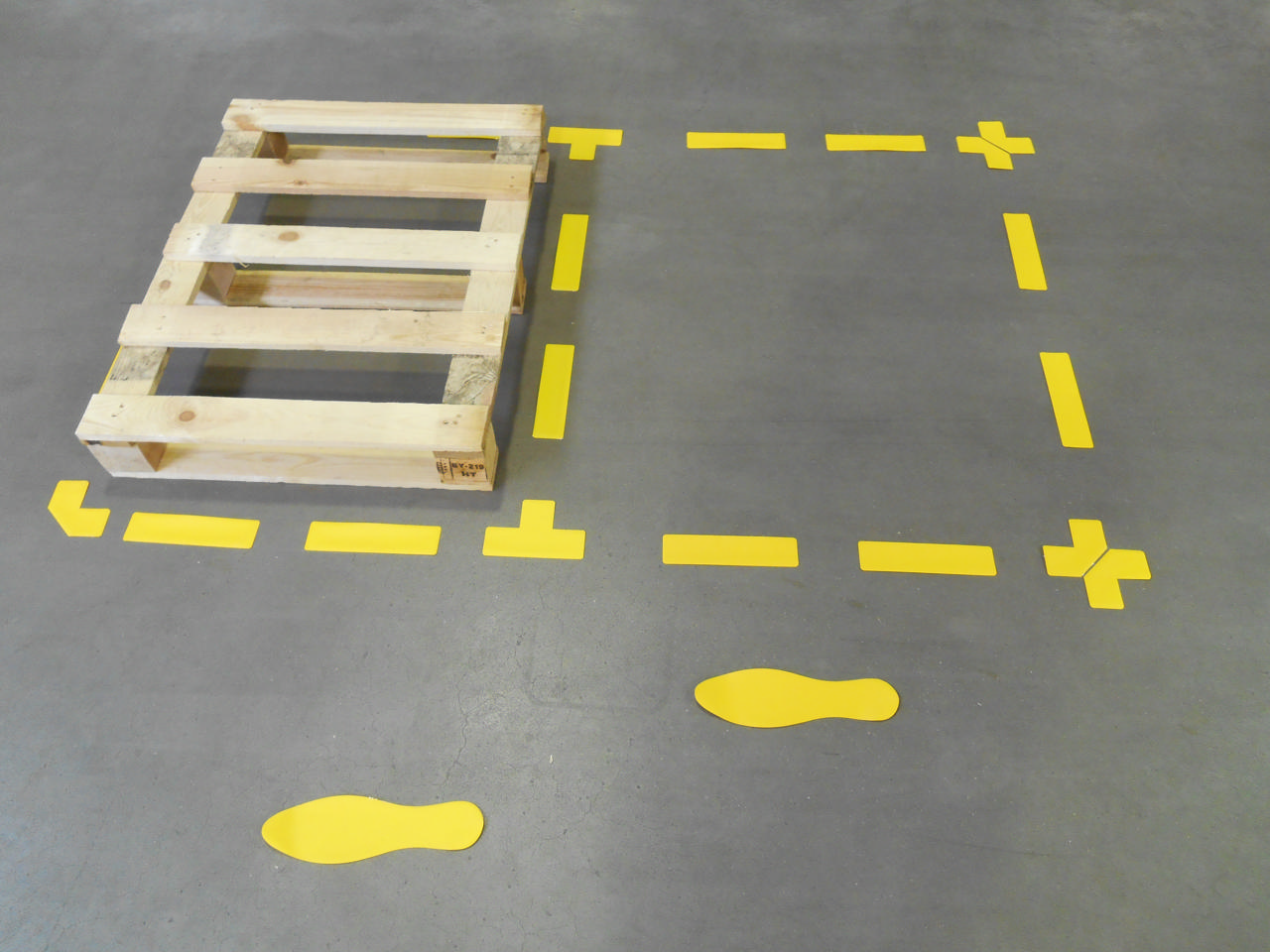 Zelfklevend vloermarkeringssymbool, Streep